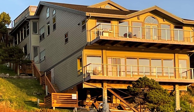 Wizard Hat Beach House: Awesome beach front vacation home with magical views