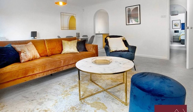 Wokingham - 2 Bedroom Maisonette - With Parking