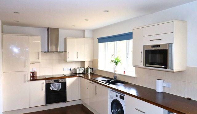 Wokingham - Contemporary, Spacious - Three Bedroom (Two Bathroom) Apartment