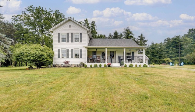 Wolcottville Farmhouse: 18 Mi to Shipshewana