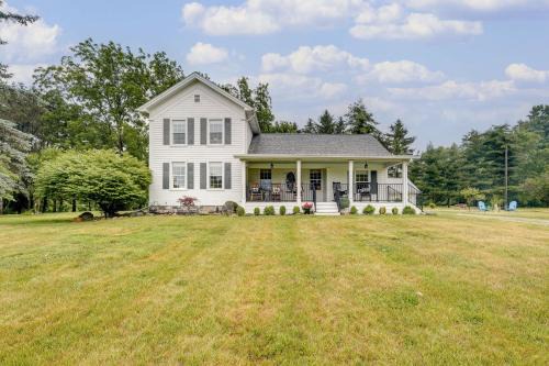 Wolcottville Farmhouse 18 Mi to Shipshewana