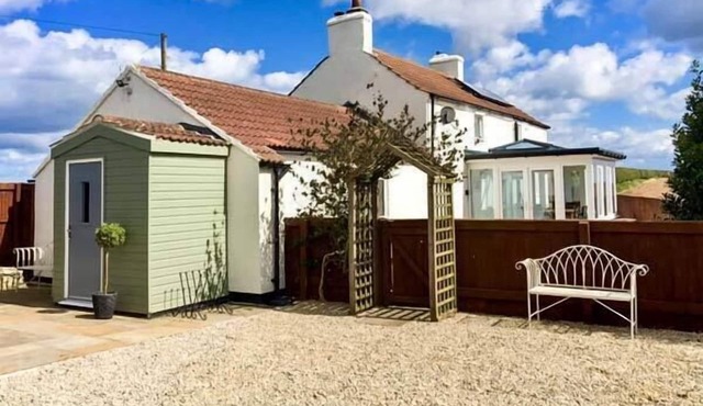 WOLD COTTAGE, pet friendly, luxury holiday cottage in Hunmanby
