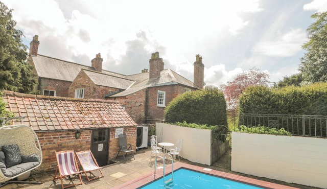 WOLDS WAY, pet friendly, character holiday cottage in Great Driffield