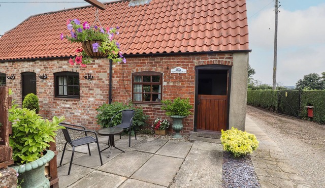 WOLDSEND COTTAGE, pet friendly, with open fire in Horncastle