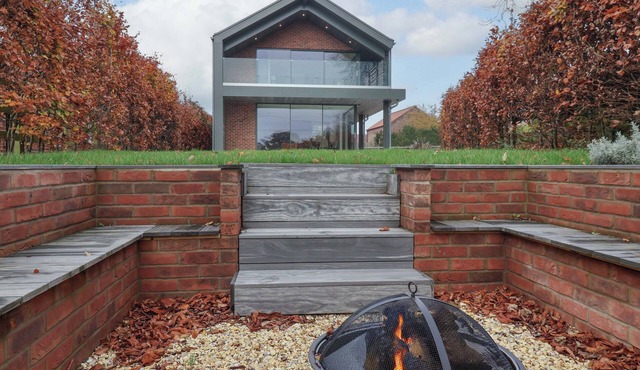 WOLDSIDE, family friendly, luxury holiday cottage in Bishop Wilton