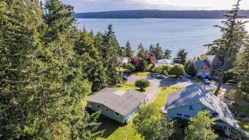 Wolf Beach Cottage by AvantStay Harbor Views