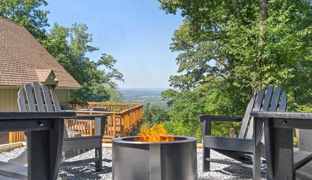Wolf Den - Airy Cabin w/Hot Tub & Valley Views!