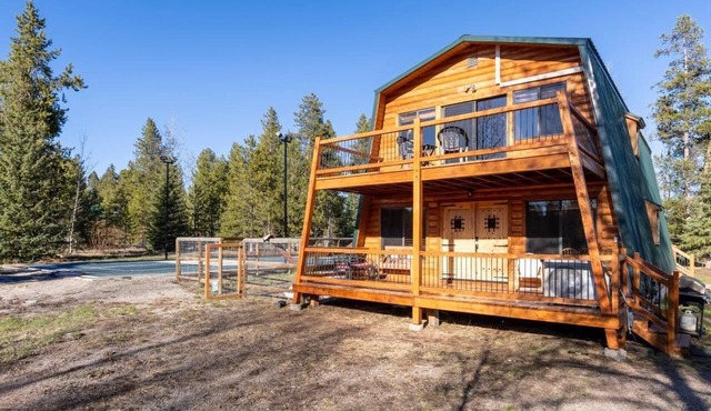Wolf Hollow - Serene, Cozy Cabin Located 31 miles from YNP with A/C and hot tub