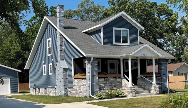 Wolf Lake Charming Retreat