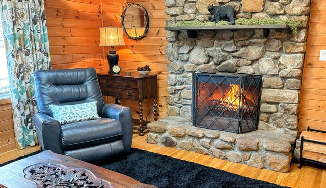 Wolf Laurel Mountain Escape: Cozy Cabin, Fireplace, near Hatley Pointe, Secluded