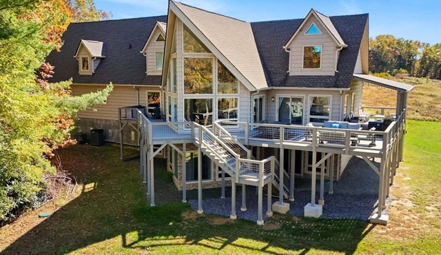 Wolf Ridge Chalet in Fleetwood, NC: A spacious 7-bedroom escape for 18!
