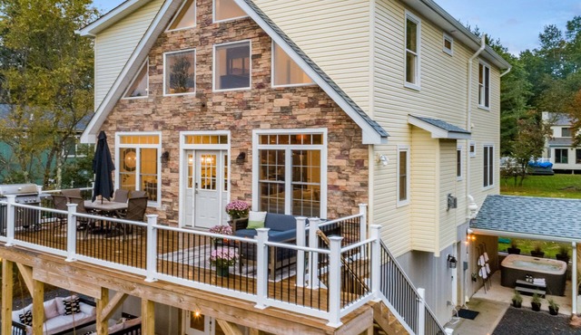 Wolf Run Lodge - Luxury 8bed/4bath. Hot Tub, Game Room, steps from lake/pool