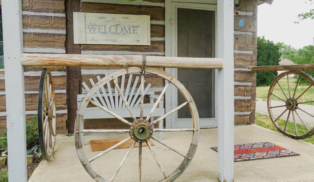 Wolf's Cabin Near Historic Downtown Noblesville