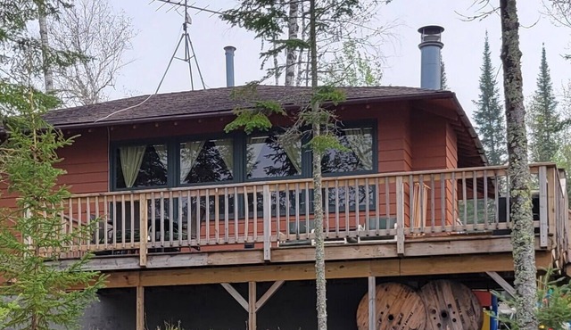 Wolfe’s Den Cabin: Lakefront 3BR, Dock Power, Water Toy Fleet, Pet Friendly, AC