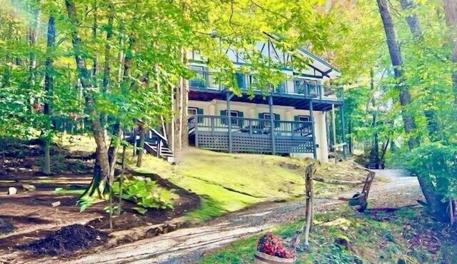 Wolfman Lodge - hot tub, fire pit, newly updated, trails, ski
