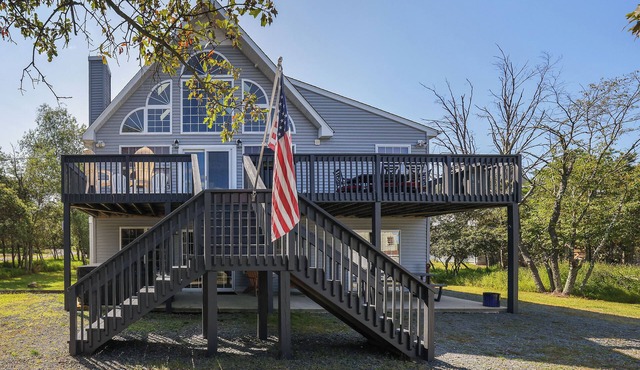 WolfRun Lake View Chalet, 200 feet from Lake, Hottub