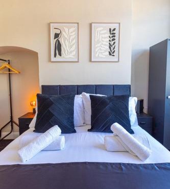 Wolverhampton 4 Bed home, Sleeps 7, Parking