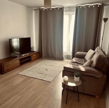 Wolverhampton Apartment with Free Parking 1 minute from the train station