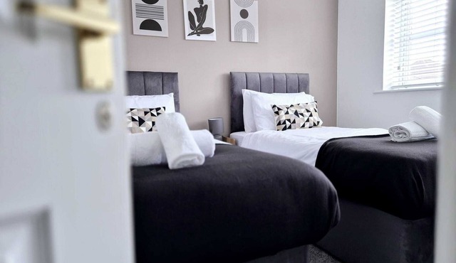 Wolverhampton Long Stay Ready - 4 Bed, 2.5 Bath, Parking, Smart TV's & Wi-fi
