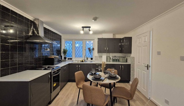 Wolves: 4 Bed, 2 Bath, Parking & Wifi - Perfect for Short to Long Term Stays