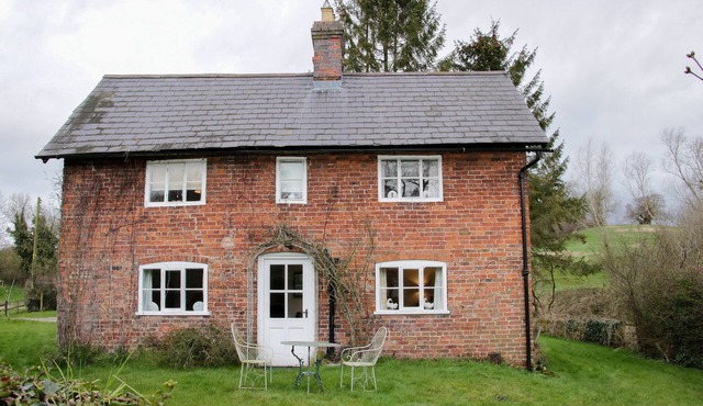 WOLVESACRE MILL COTTAGE, pet friendly, with open fire in Whitchurch