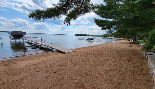 Woman Lake Beach House - Family Reunion - Private 100' Wide Beach