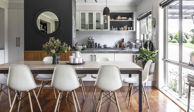 Wombat Edge ~ Daylesford Region ~ Country Home with Private Lake!