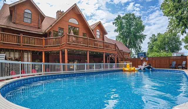 Wonder Bear Lodge | 7 Bdrms, King beds | Hot Tub