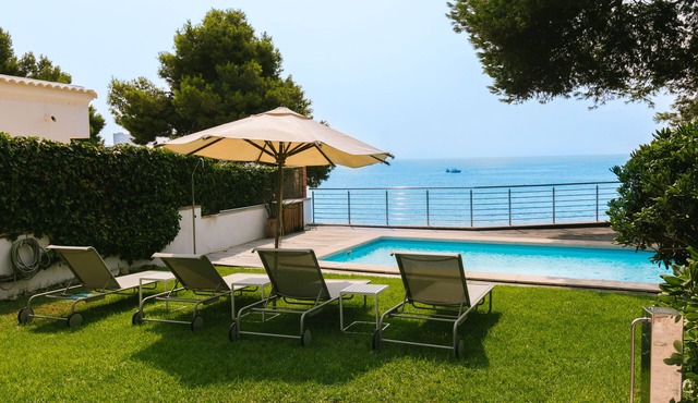 Wonderful Villa, private pool, seafront, garden, excellent views to the bay
