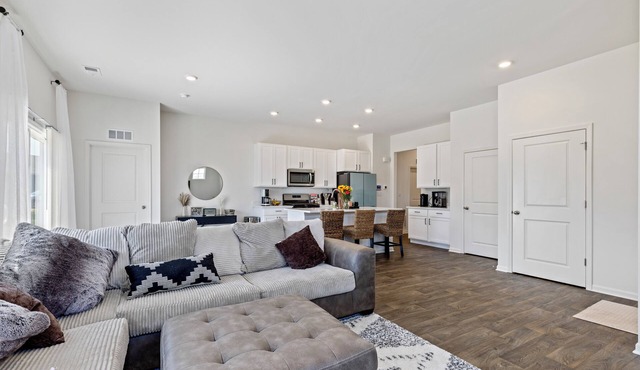 Wonder Lake Elegance: Serene 2BR Townhome Retreat