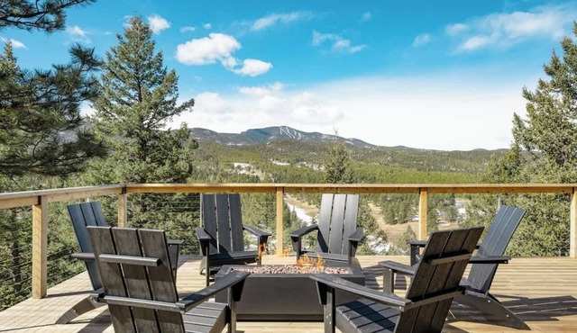 Wonder Lodge: Mountain Views, Hot Tub & Fire Pit