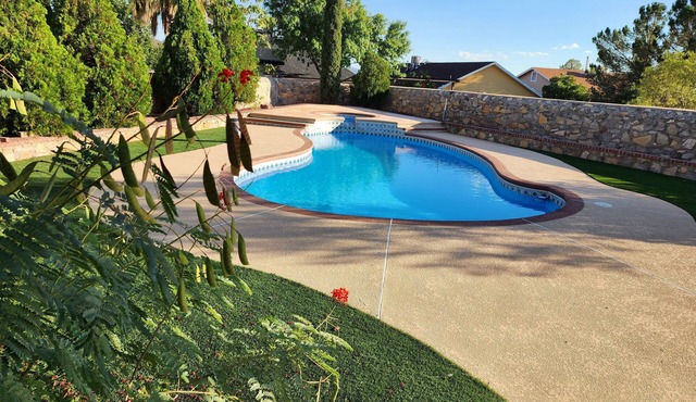 Wonder VIP House. Heated pool and Jacuzzi all year round