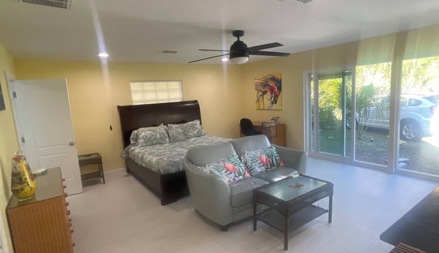 Wonderful 1-bedroom room with AC in vibrant Fort Myers