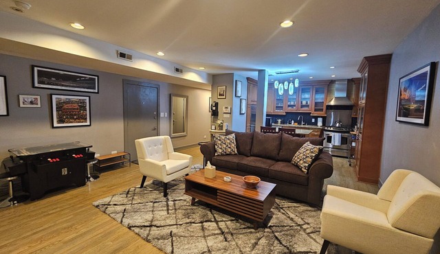 Wonderful 2-bedroom apartment with big back yard in vibrant Chicago