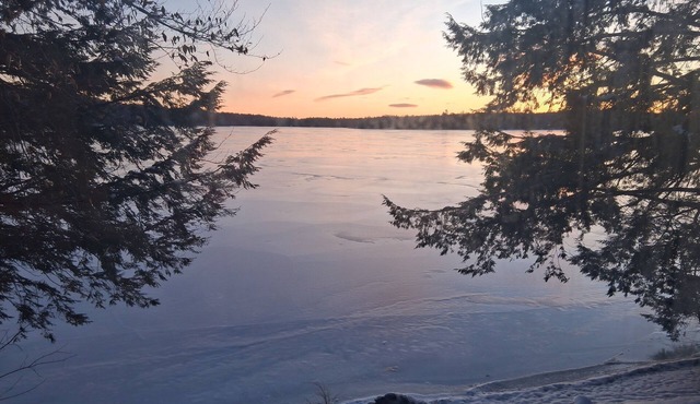Wonderful 2-bedroom cabin on Embden Lake
