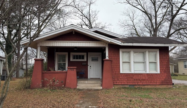 Wonderful 2-bedroom cottage in charming Tupelo. Close to downtown!
