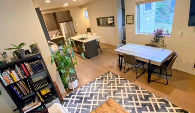 Wonderful 2-bedroom townhome with AC in vibrant Seattle
