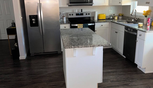 Wonderful 2-bedroom unit minutes from the beach!