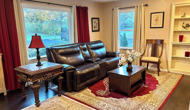 Wonderful 3 bedrooms, 1 bathroom, kitchen, W/D, close to everything.