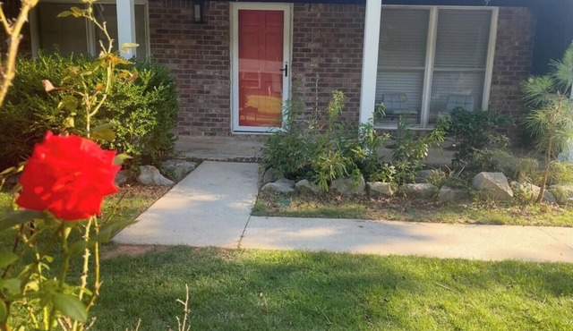 Wonderful 3-bedroom house 2-Full Bath 2-Living Room Game Room & Barn in Fairburn