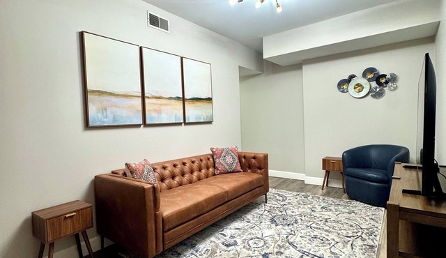 Wonderful 3bd/2ba condo w/AC in Fort Sanders. 2 Blocks to UTK! Free Parking!