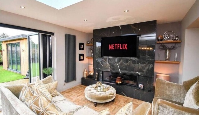 Wonderful 4-bedroom house in Ellesmere Port for a relaxing stay