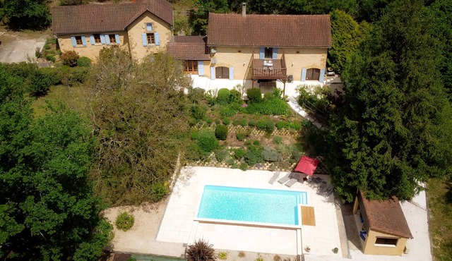 Wonderful 4 bedroom, 4 bath Perigordine House, heated pool, 5 acres, Sarlat 6km