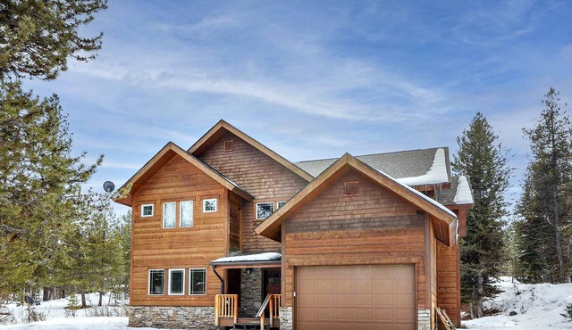 Wonderful 5 bdrm cabin on 1acre wooded lot with stream