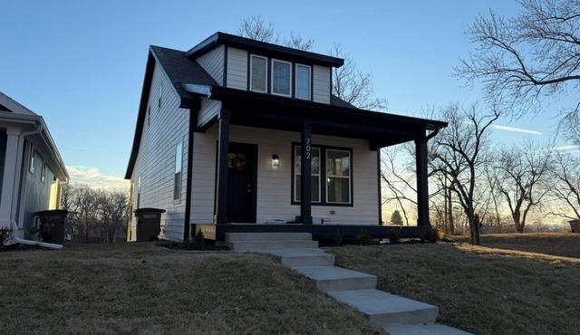 Wonderful 5-bedroom house in charming Atchison. Walk to Benedictine College!