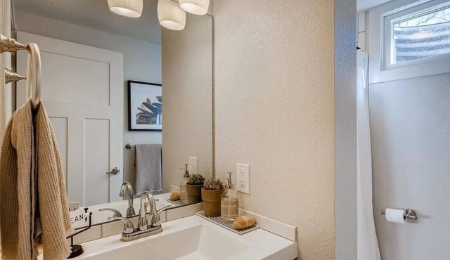 Wonderful 5-bedroom house with AC in Centennial