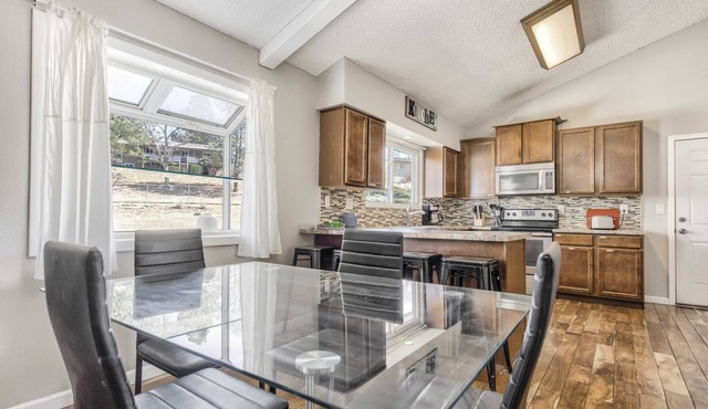"Wonderful" 5BR House with Hot Tub in Colorado Springs