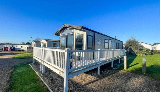 Wonderful 6 berth caravan for hire by a stunning Norfolk beach ref 19006SD