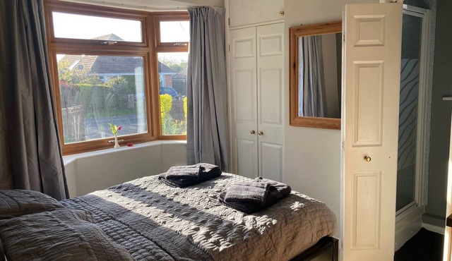 Wonderful accommodation with double bedroom en-suite shower, lounge and WiFi