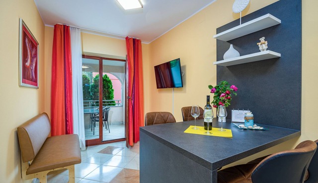 Wonderful apartment for 4 people with pool and garden